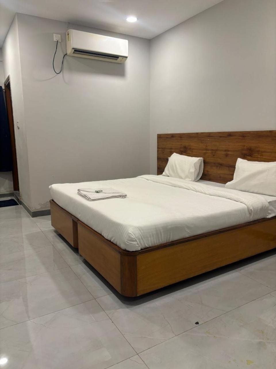 V Paradise Otel Varanasi Dış mekan fotoğraf
